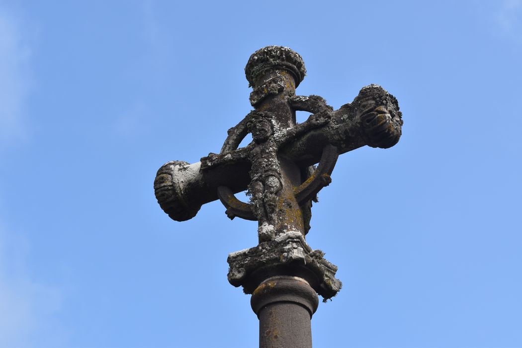 vue partielle de la croix