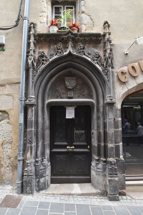 porte d’accès sur rue