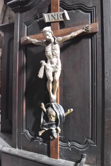 statue : Christ en croix