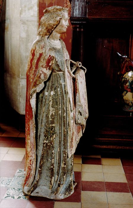 statue : Sainte Catherine, profil droit