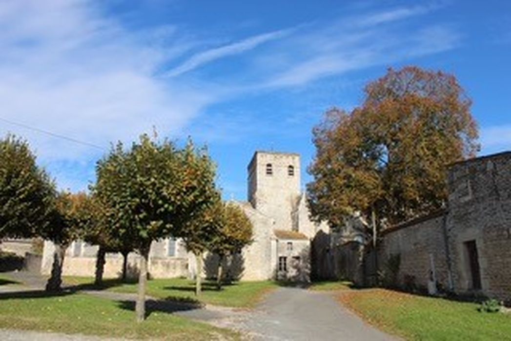 vue partielle de l’église dans son environnement depuis le Sud