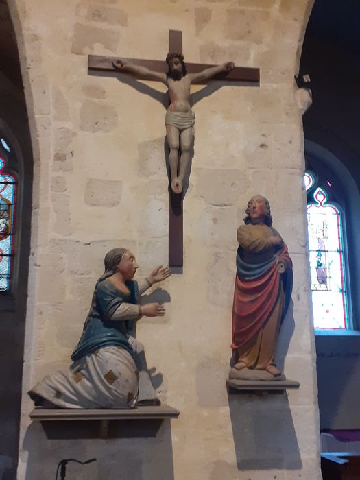 statues : Christ en croix, saint Jean, sainte Marie Madeleine