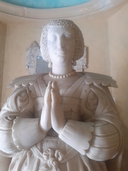 statue (priant) de Rachel de Cochefilet, épouse du duc de Sully