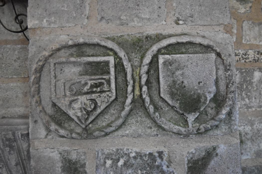 bas-relief armorié