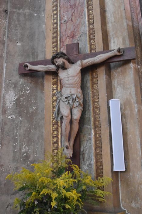 statue : Christ en croix