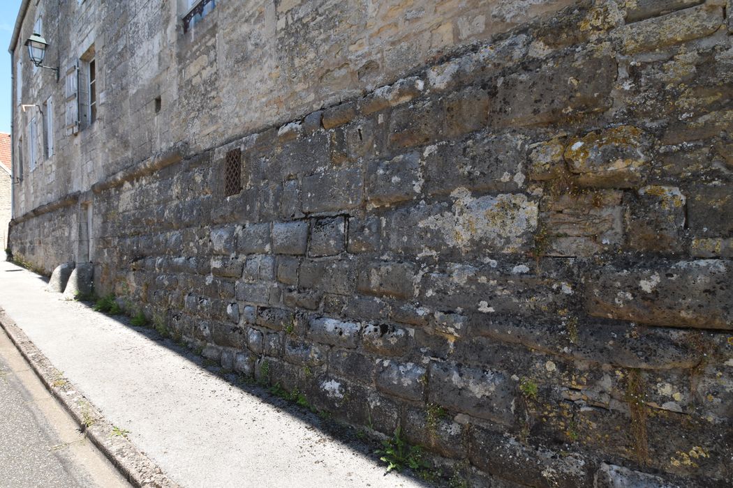 maçonnerie du soubassement sur le rue du duc de Vitry