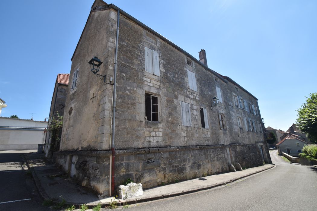 bâtiment à l’angle des rues du duc de Vitry et du Vieux-Bourg, façades nord et ouest