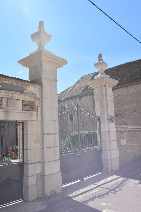 portail d’accès sur rue à la cour intérieure