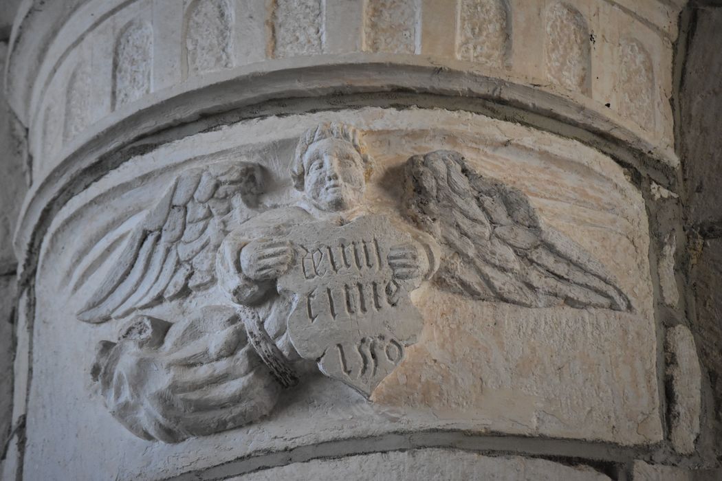 bas-relief : Ange tenant un écus millésimé