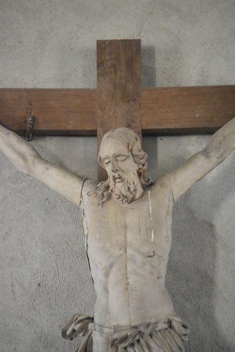 statue : Christ en croix, vue partielle