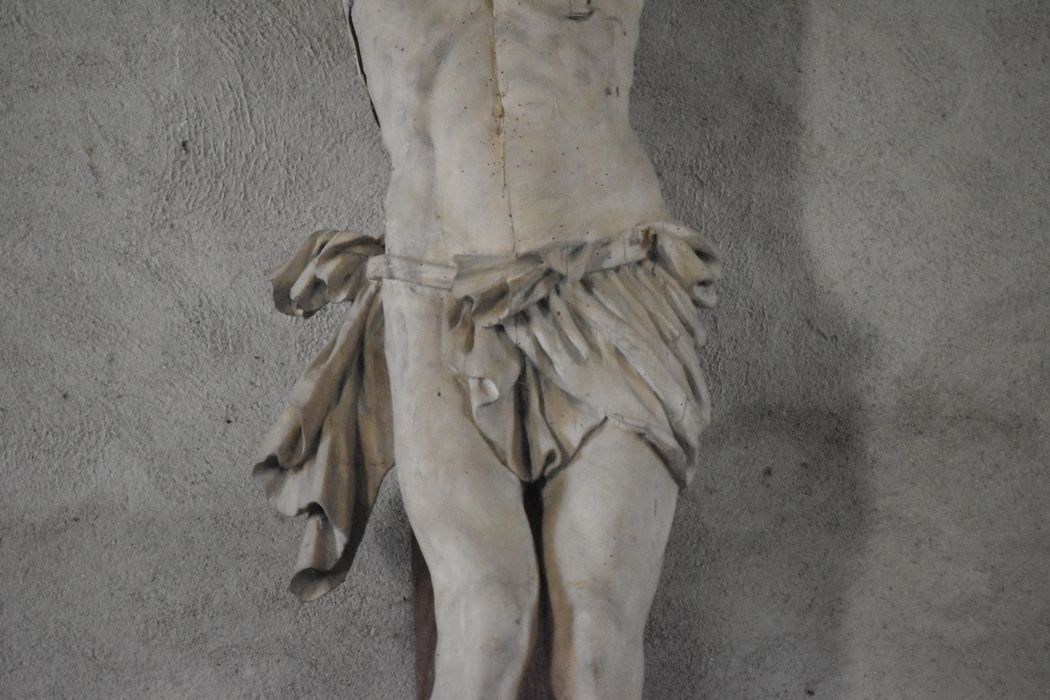 statue : Christ en croix, détail