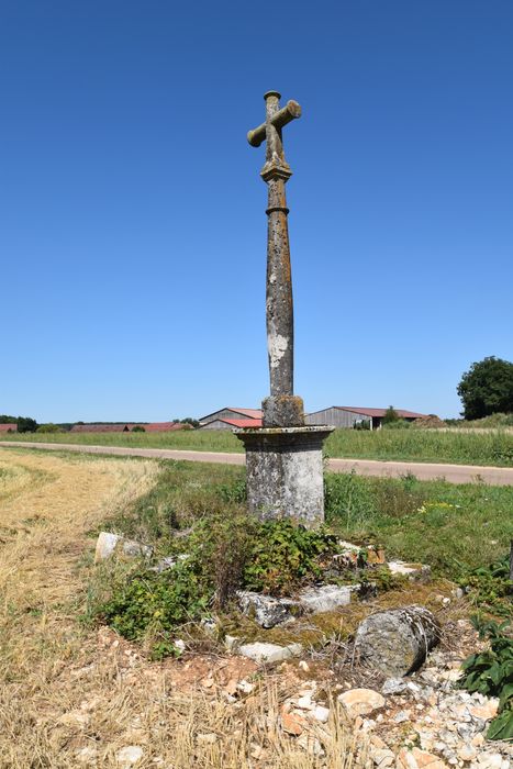 vue générale de la croix dans son environnement