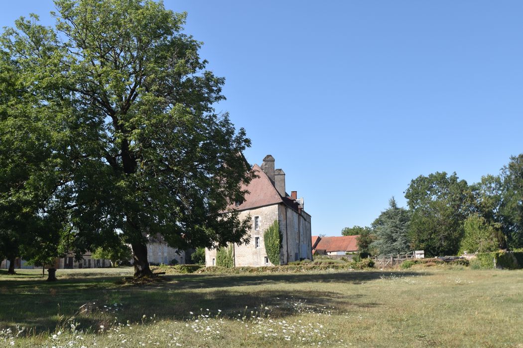 vue partielle du château dans son environnement depuis le portail d’accès sud