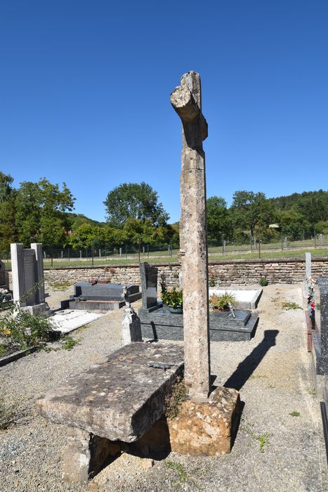 vue générale de la croix située à l’Est
