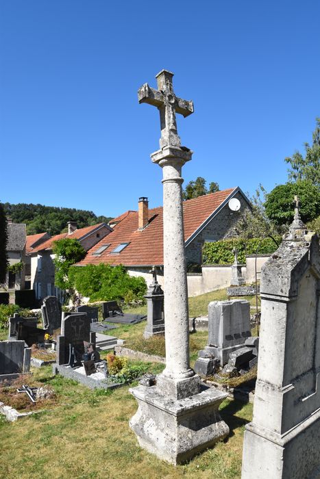vue générale de la croix située à l’Ouest