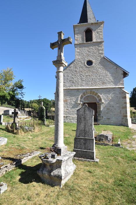 vue générale de la croix située à l’Ouest