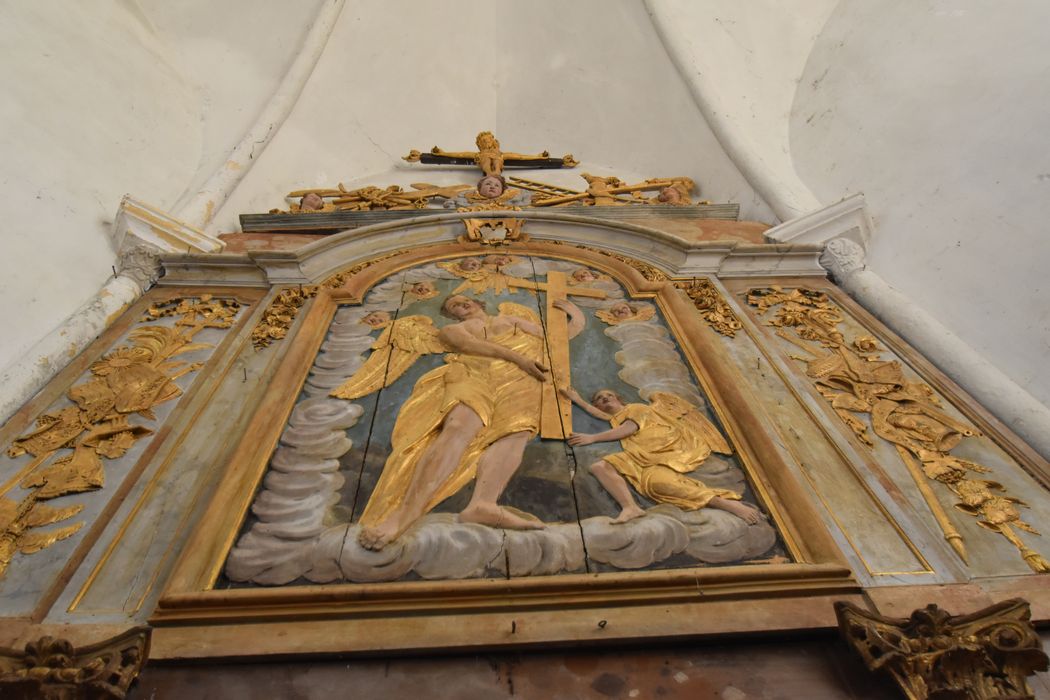 retable du maître-autel, bas-relief : Anges portant la croix