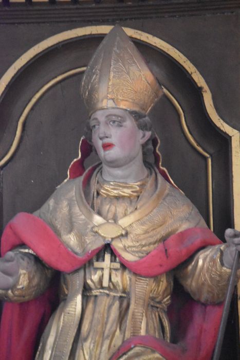 statue : Saint Évêque non identifié, vue partielle