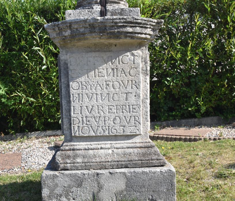 vue générale de la croix, détail de l’inscription