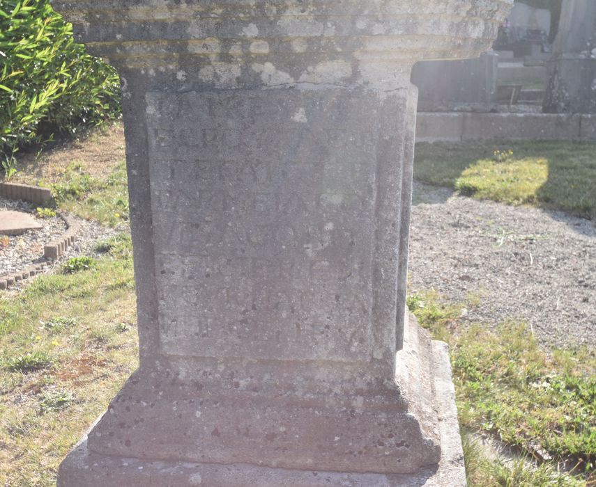 vue générale de la croix, détail de l’inscription