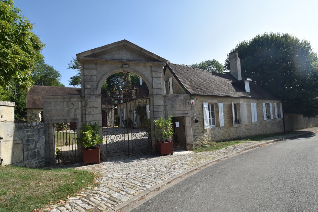 portail d’accès monumental d’accès à la cour intérieure