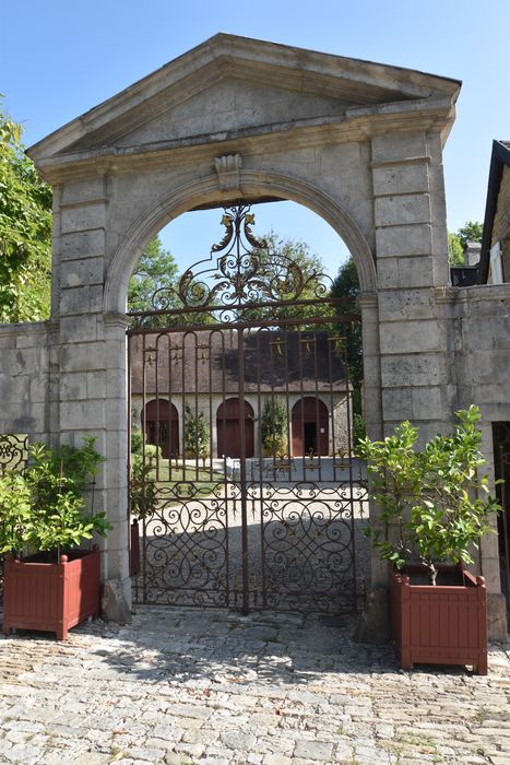 portail d’accès monumental d’accès à la cour intérieure
