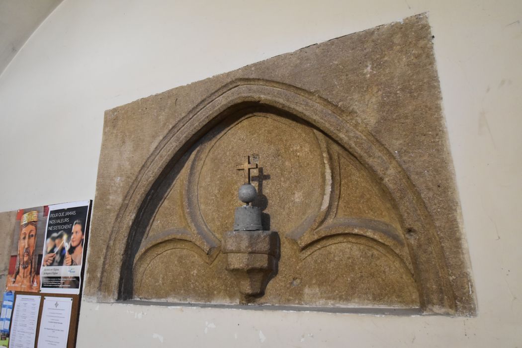fragment lapidaire remployé (tympan)