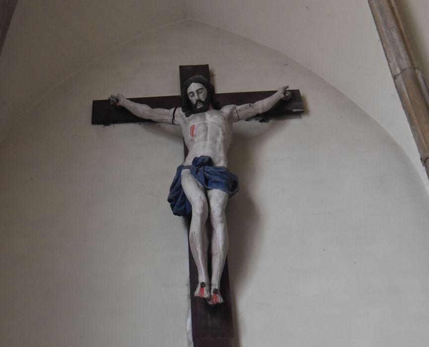 statue : Christ en croix