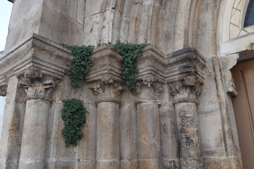 portail d’accès ouest, détail des chapiteaux sculptés