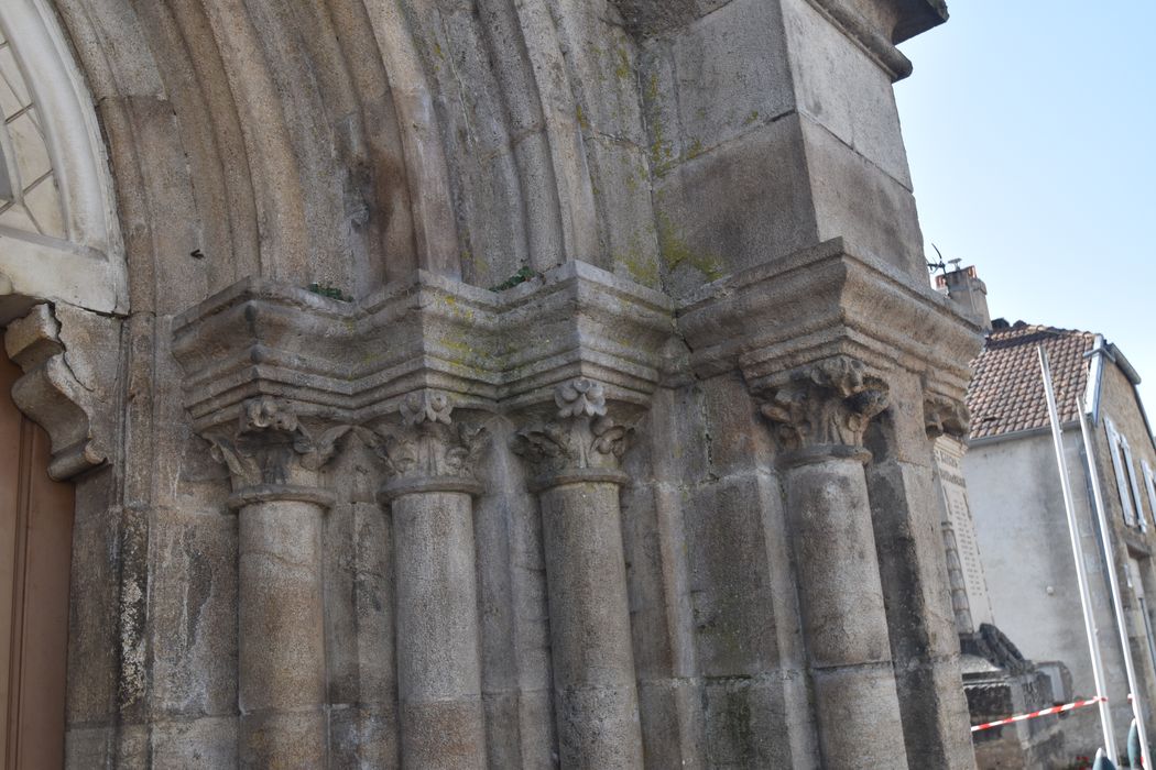 portail d’accès ouest, détail des chapiteaux sculptés