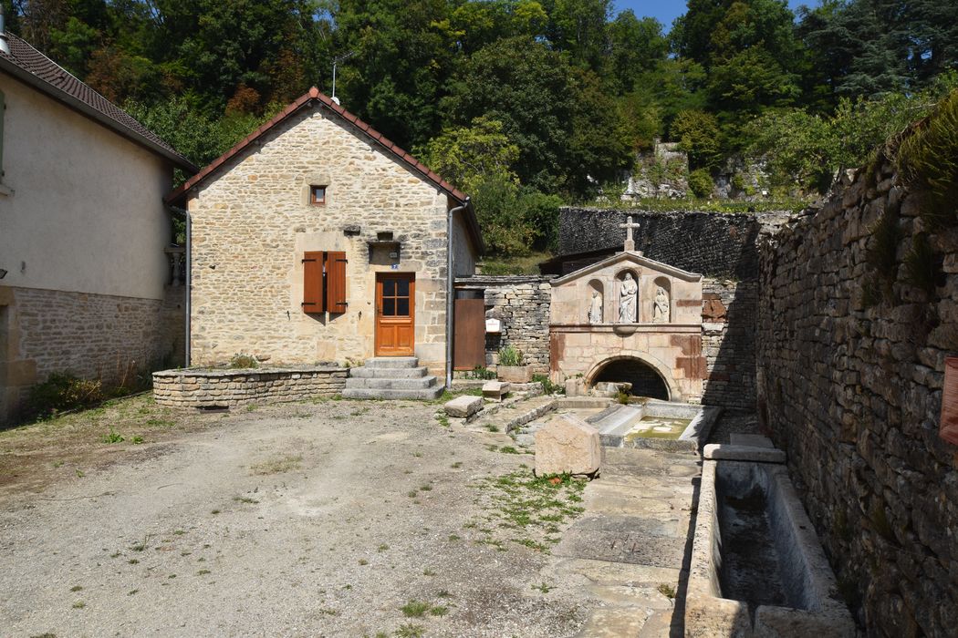 vue générale de la fontaine dans son environnement