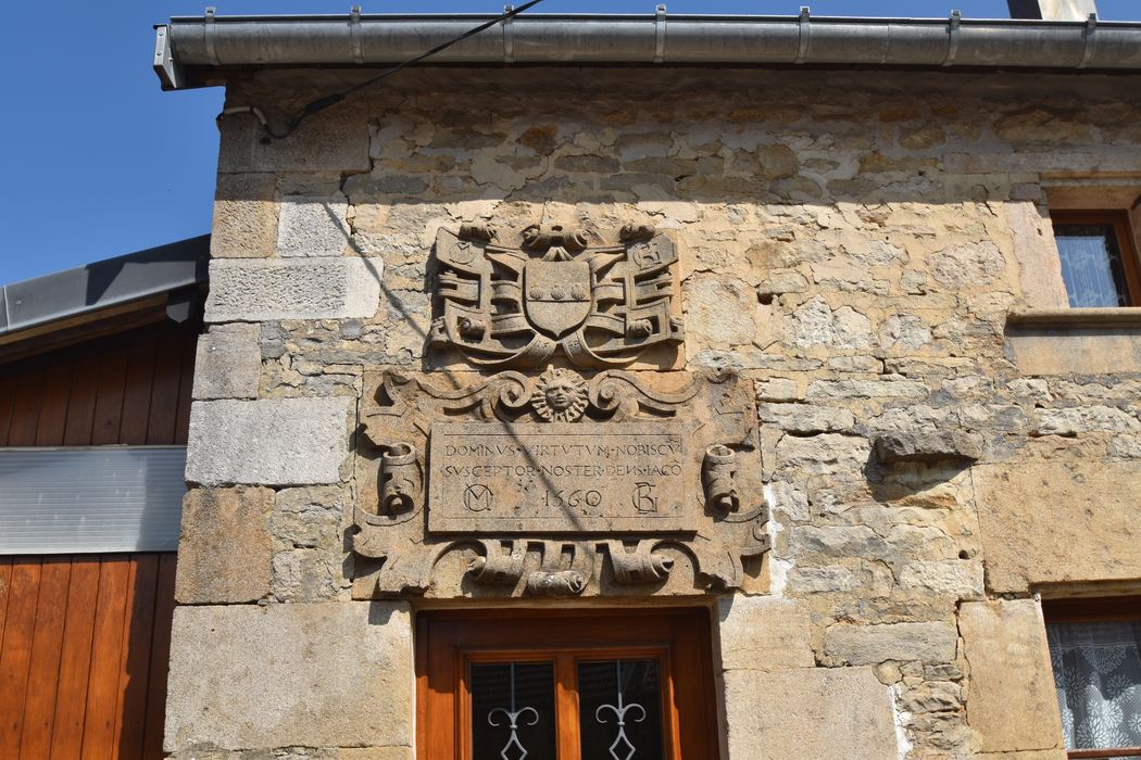 façade sur rue, détail du bas-relief situé au-dessus de la porte d’accès