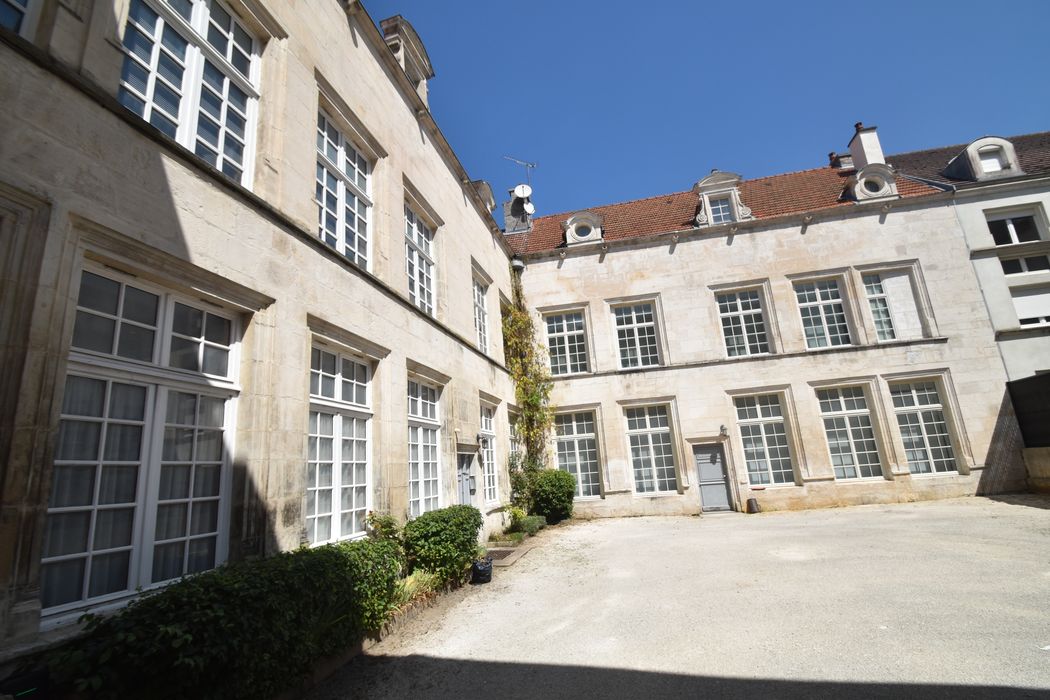 façades sud et est sur la cour intérieure