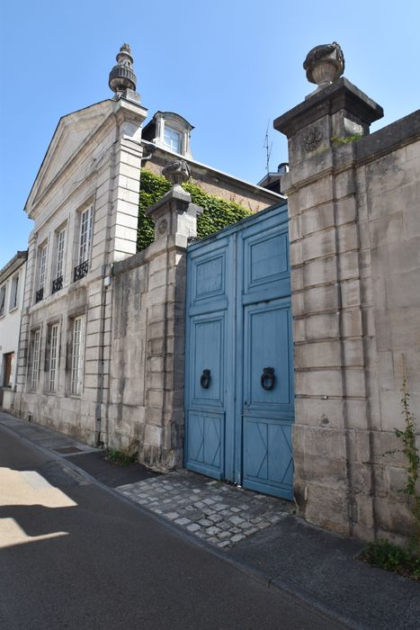portail monumental sur rue d’accès à la cour intérieure