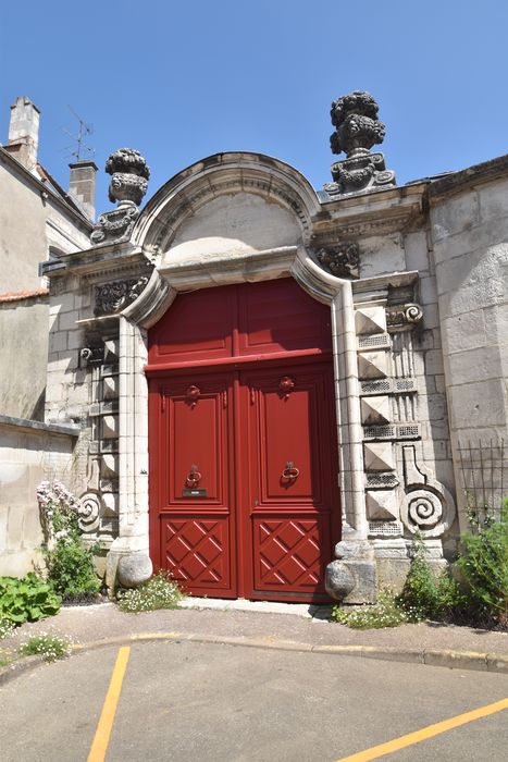 portail monumental sur rue d’accès à la cour intérieure