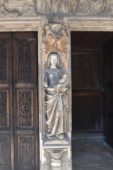 portail d’accès ouest, détail du trumeau central, statue : Vierge à l’Enfant