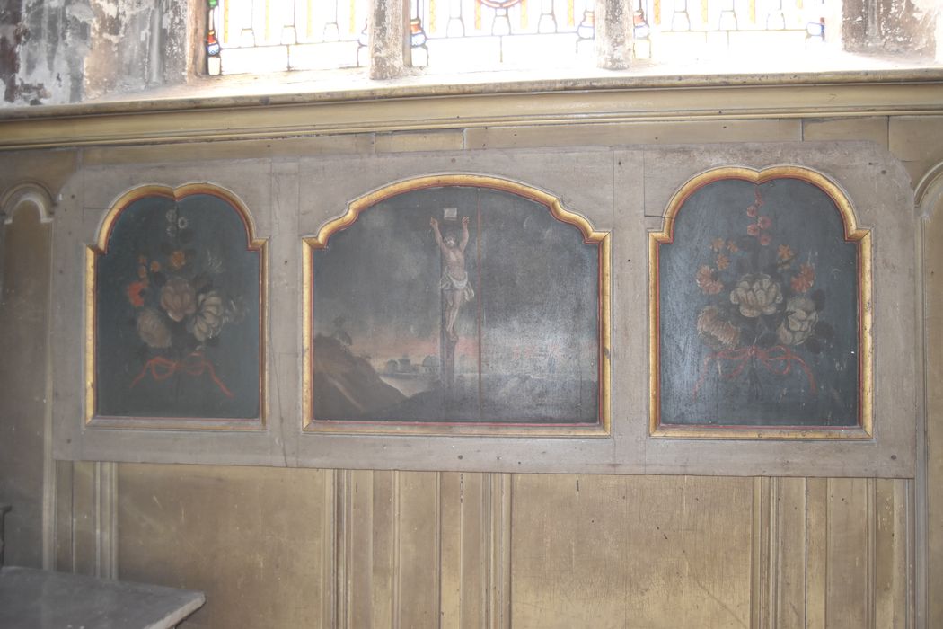 chapelle Saint-Joseph, devant d’autel (ancien?) : Crucifixion, bouquets de fleurs