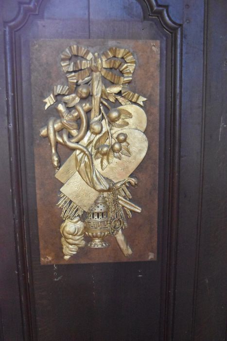 bas-relief aux objets liturgiques