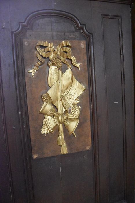 bas-relief aux objets liturgiques