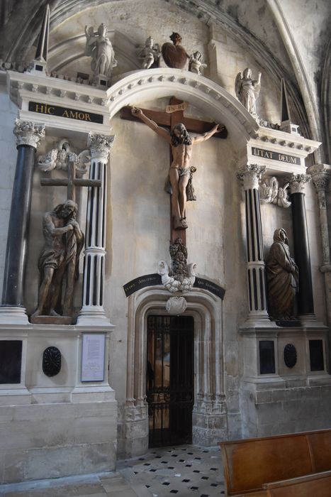 statues : Christ appuyé sur la croix (Le), Vierge de douleur (La), Christ en croix