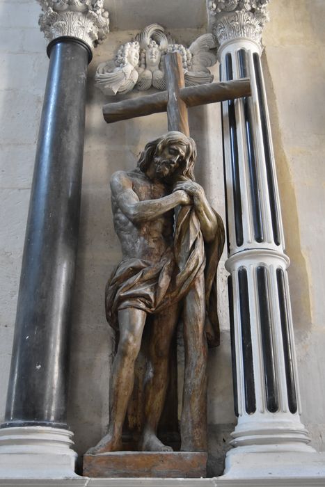 statue : Christ appuyé sur la croix (Le)