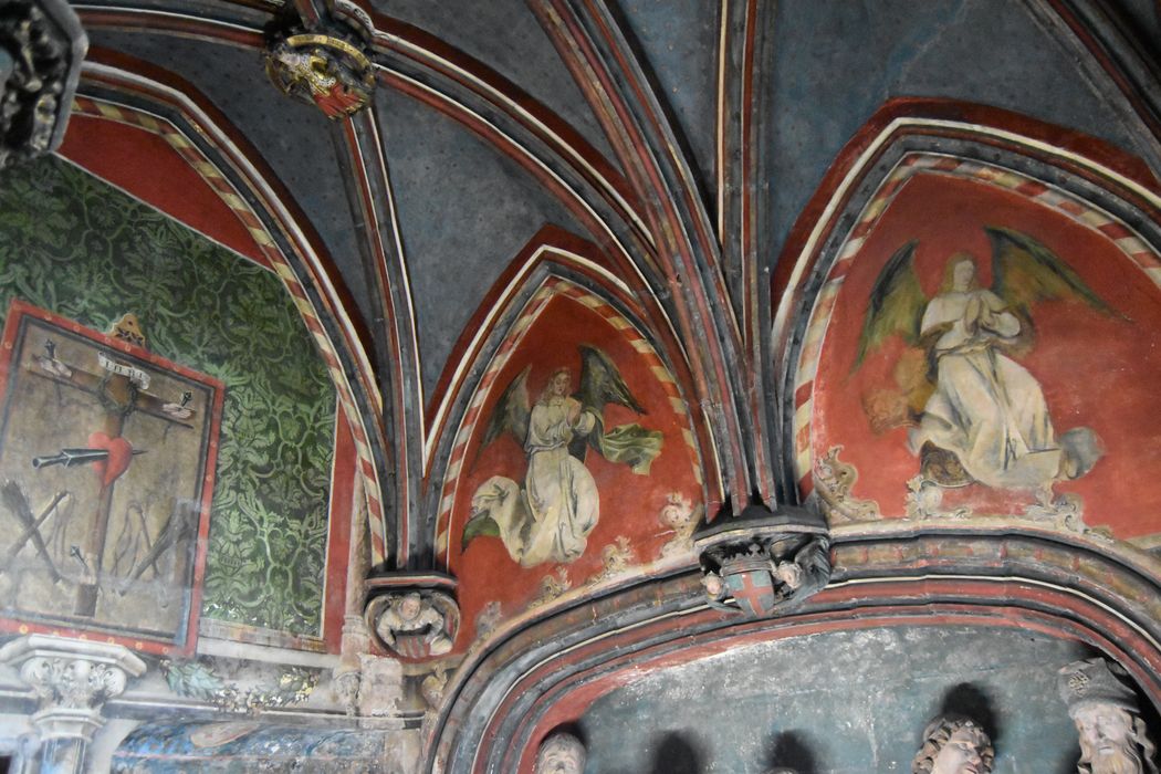 groupe sculpté (grandeur nature) : Mise au tombeau, vue partielle du décor