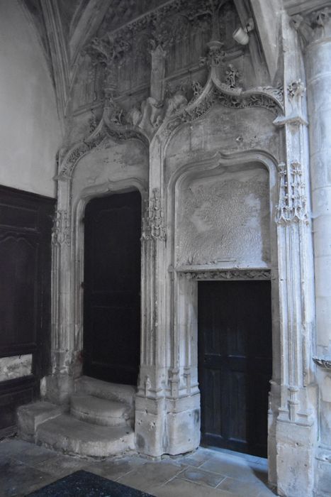 portes d’accès latérales intérieures à gauche du portail d’accès ouest, celle de droite ouvre sur la chapelle du Sépulcre