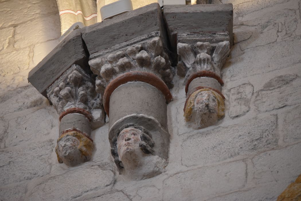 détail de culots et de chapiteaux sculptés