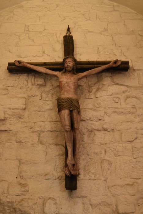 statue : Christ en croix, détail