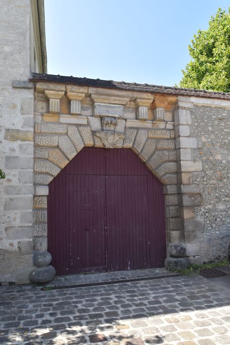 portail d’accès ouest à la cour