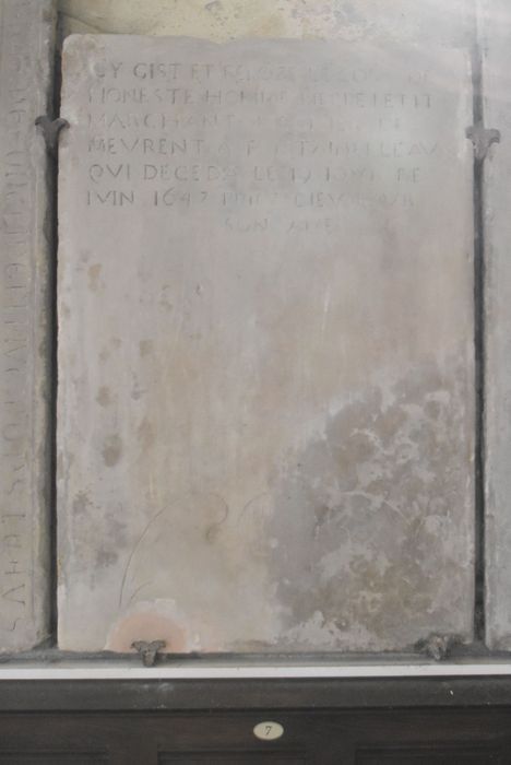dalle funéraire de Pierre Petit, marchand (n°7)