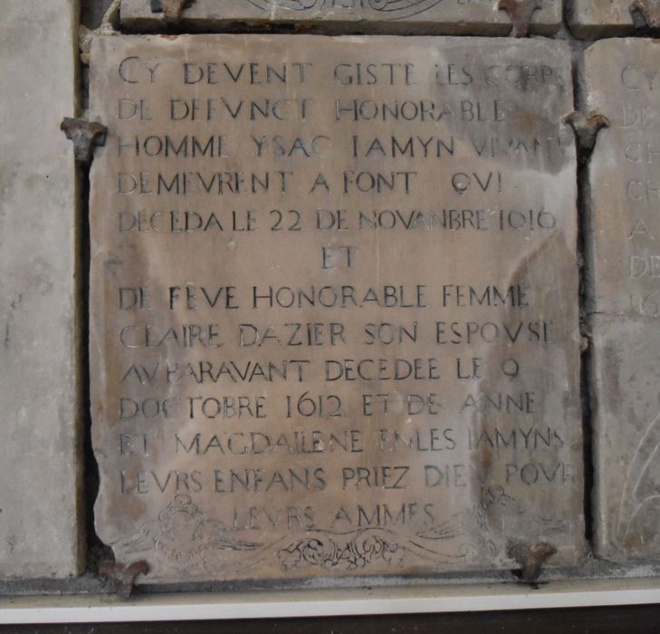 dalle funéraire d’Isaac Jamin et de son épouse Claire Dazier, leurs enfants Anne et Madeleine Jamin (n°11)