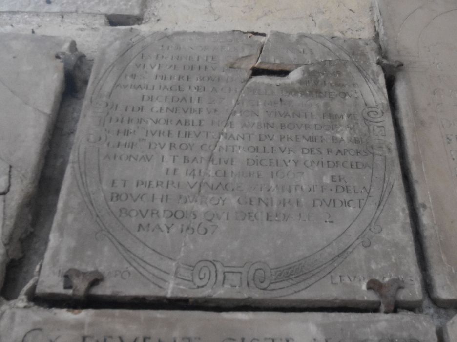 dalle funéraire d’Étiennette Corneille, de Geneviève Simon femme d’Aubin Bourdois et de Pierre Vinage (n°10)