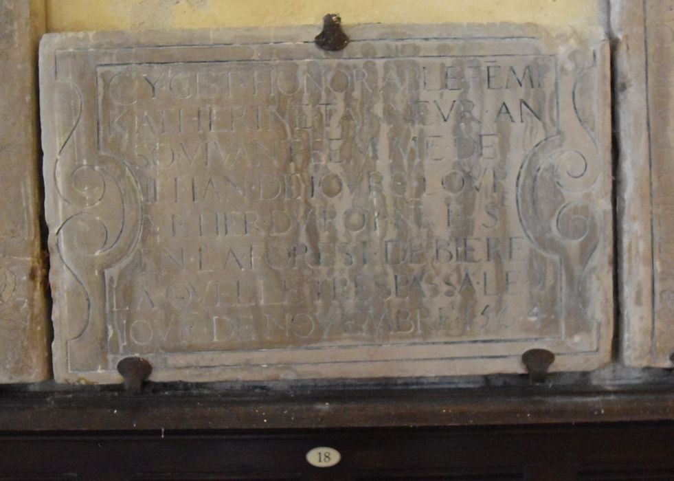 dalle funéraire de Katherine Tanneur, épouse de Jean Dejours (n°18)